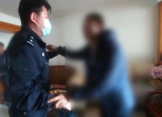 派出所里男子叫板民警：“不要拦我！”